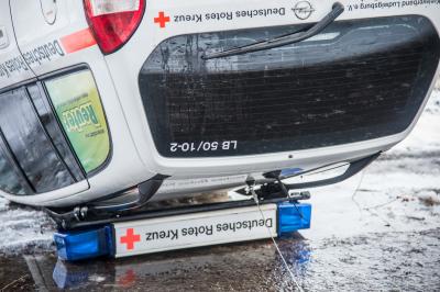 Ludwigsburg-Hoheneck: Diebe versenken DRK Fahrzeug im Neckar - Bergung mit Kran und Polizeitauchern